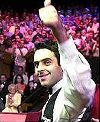 Ronnie O'Sullivan reloshes the thumbs-up salute