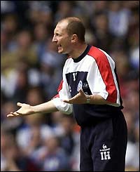 QPR manager Ian Holloway urges his side on