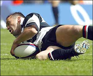 Thomas Castaignede scores a try