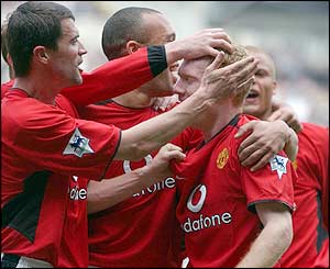Manchester United players celebrate Paul Scholes' second goal of the game