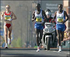 Paula Radcliffe runs over London's Tower Bridge alongside Kenyan pacemakers Christopher Kandie and Samson Loywapet 