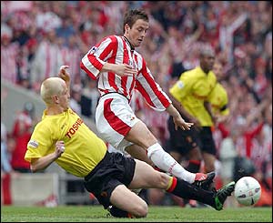 Watford's Heidar Helguson and Southampton's Matthew Oakley battle for the ball 