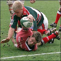 Munster's Ronan O'Gara scores a try against Leicester