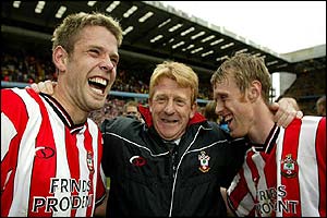 Southampton Manager Gordon Strachan celebrates with his goalscorers Brett Ormerod and James Beattie 