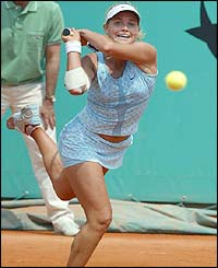 Harkleroad puts her weight behind a forehand