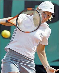 Justine Henin-Hardenne hits a backhand