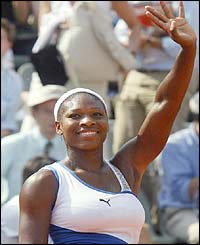Serena Williams waves to the Roland Garros crowd