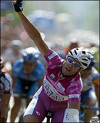 Italian Alessandro Petacchi wins the short 117-kilometre stage 17 