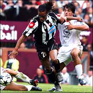 Edgar Davids holds off Gennaro Gattuso