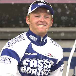 Dario Frigo spays the champagne after winning stage 18