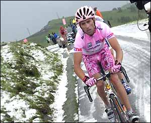 Giberto Simoni on the snowy road