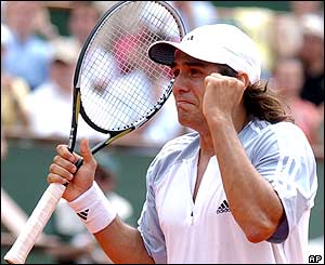 Mariano Zabaleta celebrates his win over Younes El Aynaoui