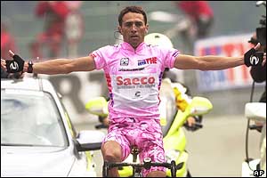Italy's Gilberto Simoni celebrates as he crosses the finish line to win the19th stage of the Tour of Italy 