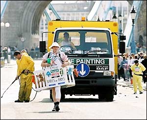 A lonely fun runner treks across Tower Bridge