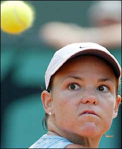 Lindsay Davenport focuses on the ball