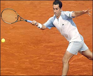 Albert Costa plays a running forehand against Nicolas Lapentti