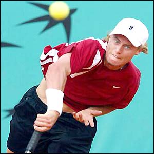 Lleyton Hewitt serves at Tommy Robredo