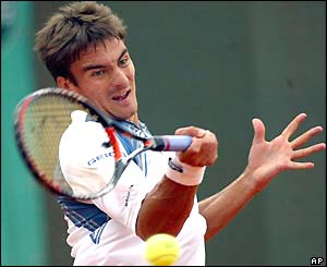 Tommy Robredo hits a return to Lleyton Hewitt