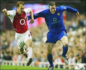 Man Utd's John O'Shea (right) fights off Arsenal's Freddie Ljungberg