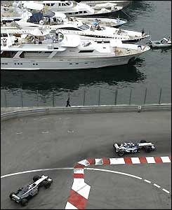 Kimi Raikkonen follows Juan Pablo Montoya through the harbour section
