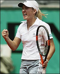 Justine Henin-Hardenne celebrates the victory against Chanda Rubin 6-3 6-2 