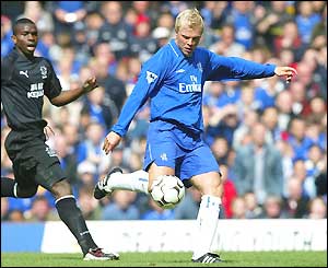 Eidur Gudjohssen scores for Chelsea angainst Everton