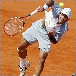 Chile's Fernando Gonzalez returns the ball to his Spanish opponent Juan Carlos Ferrero 