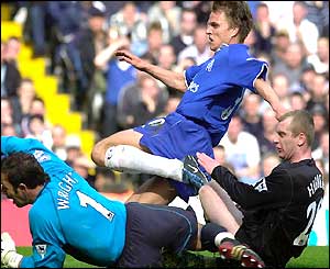 Jesper Gronkjaer gets in between Richard Wright and Tony Hibbert to score