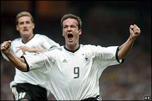 Fredi Bobic celebrates his headed goal 