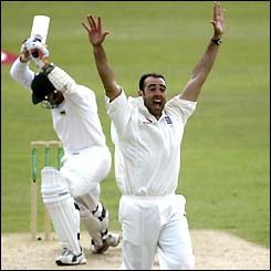 Richard Johnson appeals for an lbw decision against Heath Streak