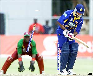 Chaminda Vaas goes for 10 as Sri Lanka struggle 