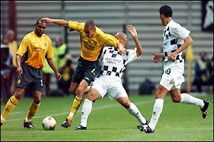 Celtic's Henrik Larsson pushes past Boavista's Elpidio Silva