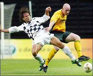 Boavista's Luis Pedrosa (left) fights for the ball with Celtic's John Hartson 