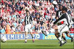 Nolberto Solano slots home the penalty