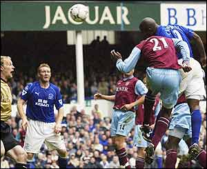 Kevin Campbell scores Everton's equaliser against Aston Villa
