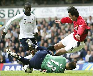 Kasey Keller dives at the feet of Ruud van Nistelrooy 