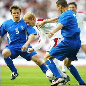 Paul Scholes battles with the Slovakian midfield