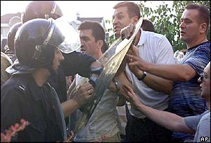 Sljivancanin supporters clash with riot police 