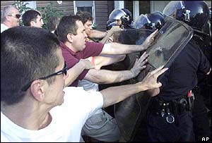 Sljivancanin supporters clash with riot police 