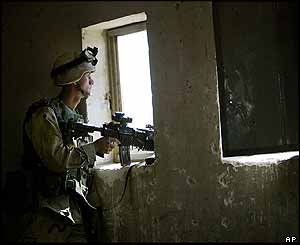US soldier on guard in Falluja 