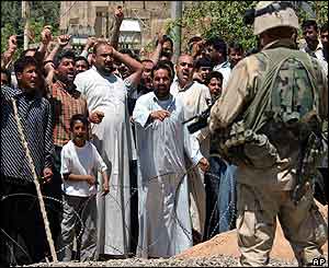 Falluja protesters confront US guard
