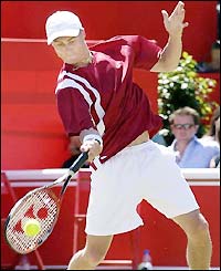 Hewitt struggles in the first set against number six seed Sebastien Grosjean