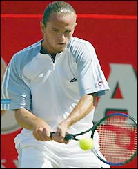Malisse battles hard to stay in the match