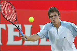 Taylor Dent lines up a shot against Andy Roddick