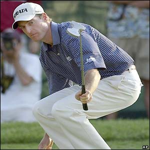 Furyk holes another birdie as he putts brilliantly all day