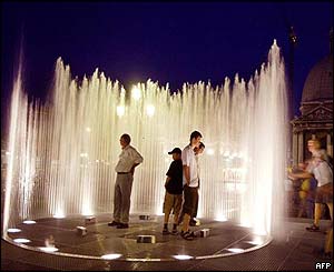  Danish artist Jeppe Hein's fountain art 