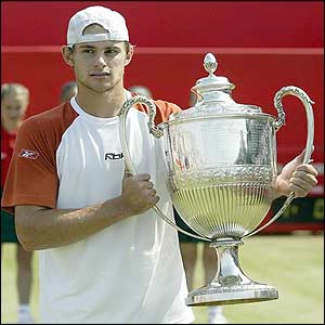 Roddick poses with the trophy