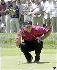 Tiger Woods birdies the first and sixth holes 