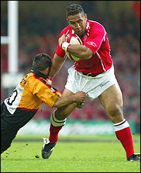 Salesi Finau holds off Newport's Shane Howarth to score Llanelli's fourth try and win the cup for the Scarlets.