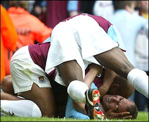 Paolo di Canio celebrates scoring the goal which keeps the Hammers' hopes alive